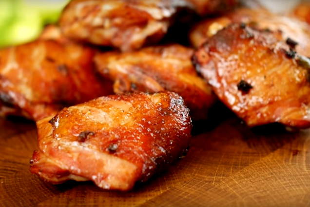 Курка на мангалі шматочками