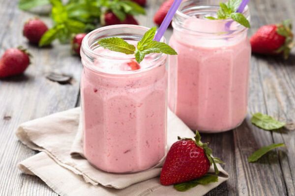 Полуничний коктейль із морозивом