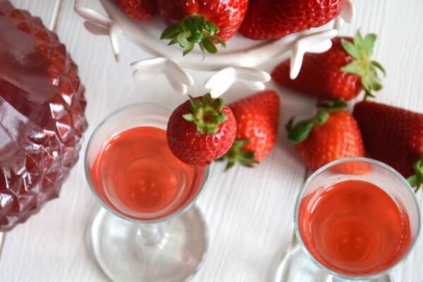 Клубничный ликер на водке с сахаром