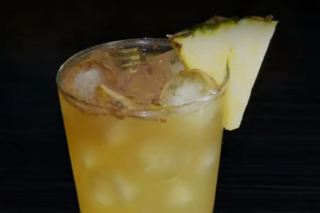 Коктейль із ромом і ананасовим соком