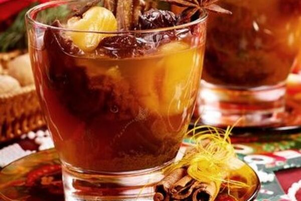 Узвар у мультиварці з фініками та інжиром