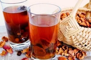 Узвар из яблок и вишни - пошаговый рецепт Узвар из яблок и вишни - пошаговый рецепт