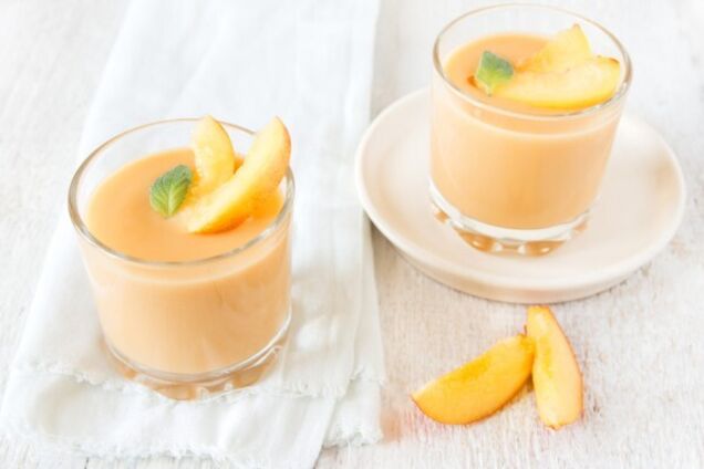 Персиковий молочний коктейль