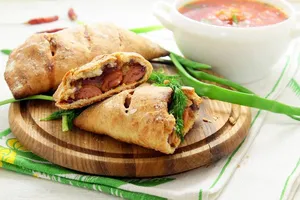 Кальцоне з сосисками - покроковий рецепт Кальцоне з сосисками - покроковий рецепт