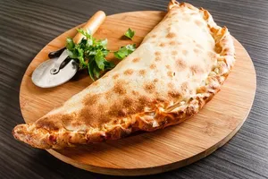 Кальцоне з ковбасою - покроковий рецепт Кальцоне з ковбасою - покроковий рецепт