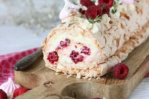 Меренговий рулет із малиною - покроковий рецепт Меренговий рулет із малиною - покроковий рецепт