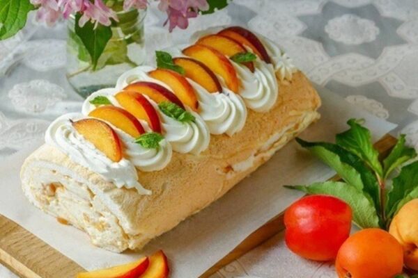Меренговый рулет с персиками