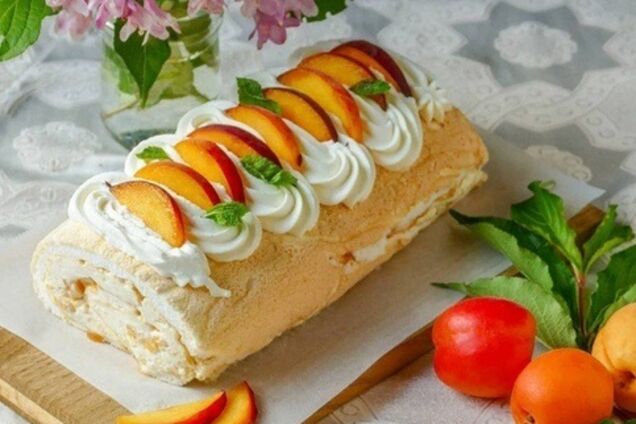 Меренговий рулет із персиками