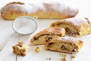 Пасхальный рулет с изюмом и орехами - пошаговый рецепт Пасхальный рулет с изюмом и орехами - пошаговый рецепт