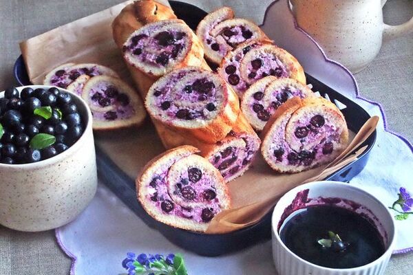 Бісквітний рулет із чорною смородиною