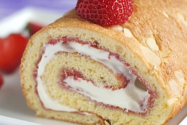 Рулет с клубникой и сливками
