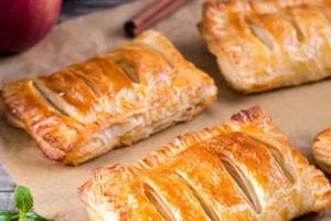 Слойки з яблуками й корицею - покроковий рецепт Слойки з яблуками й корицею - покроковий рецепт