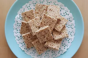 Прості козинаки з кунжуту - покроковий рецепт Прості козинаки з кунжуту - покроковий рецепт