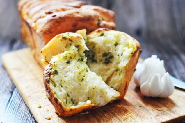 Чесночный хлеб с зеленью