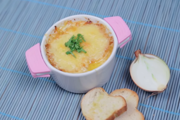 Цибулевий суп з сиром і чебрецем