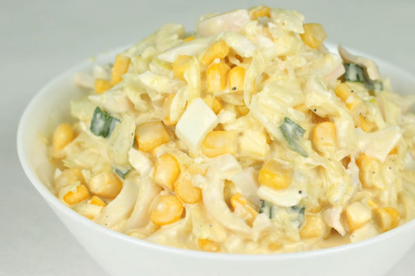 Салат из кальмаров с яйцом и кукурузой