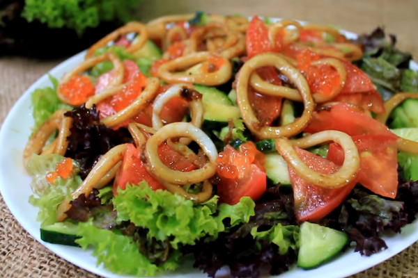Салат з кальмарами та овочами