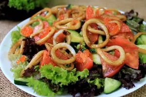 Салат з кальмарами та овочами - покроковий рецепт Салат з кальмарами та овочами - покроковий рецепт