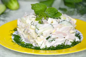 Салат с кальмарами и шампиньонами - пошаговый рецепт Салат с кальмарами и шампиньонами - пошаговый рецепт