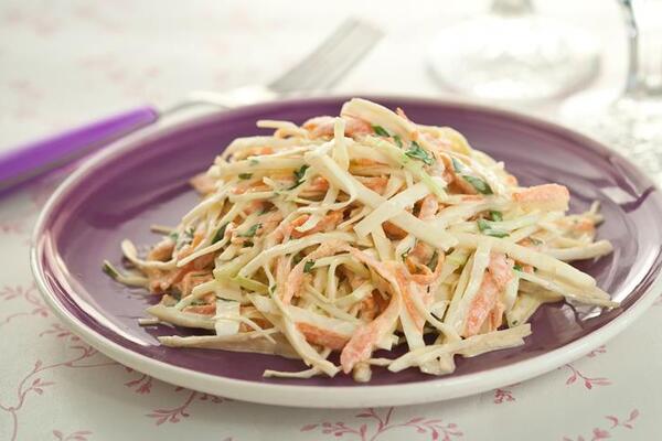 Салат із дайконом і крабовими паличками