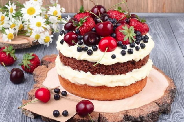 Бисквитный торт с маскарпоне и фруктами