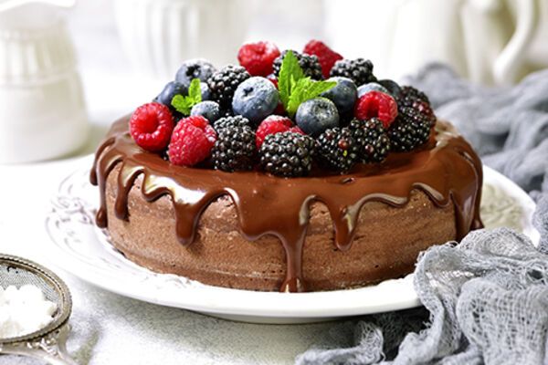Pastel chocolate con frutos rojos