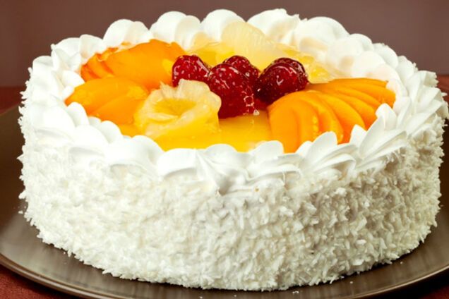 Торт с фруктами сверху