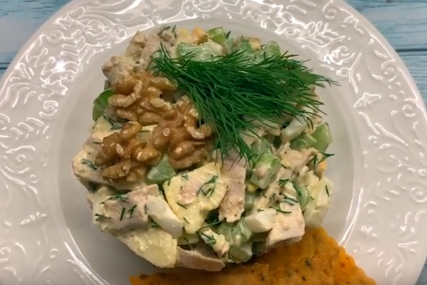 Салат із селерою, яблуком та куркою