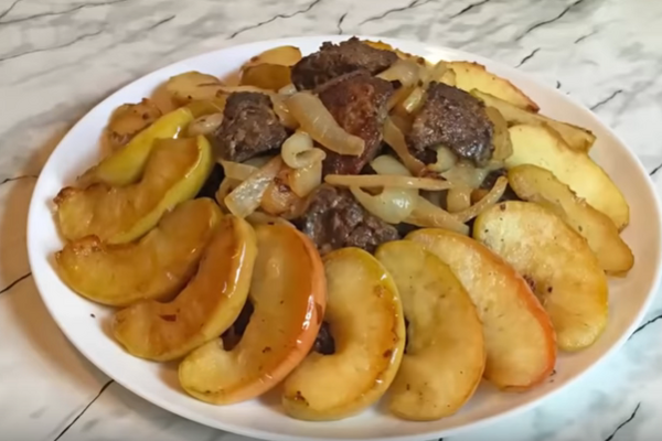 Теплий салат з печінкою та яблуками