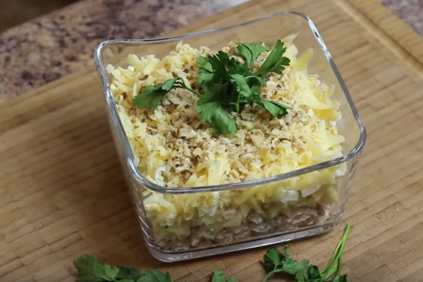 Салат з вареною куркою та яблуком