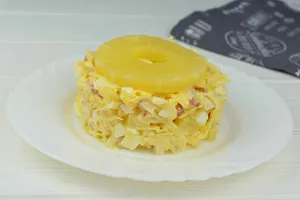 Салат з копченою куркою і ананасом - покроковий рецепт Салат з копченою куркою і ананасом - покроковий рецепт