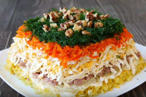 Салат з печінки тріски з яблуком