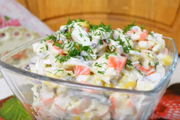 Салат із кислим яблуком та солодкою цибулею