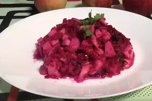 Салат з буряка з чорносливом та яблуками - покроковий рецепт Салат з буряка з чорносливом та яблуками - покроковий рецепт