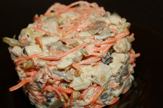 Салат з корейською морквою, куркою та грибами