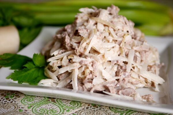 Салат з дайконом і м'ясом