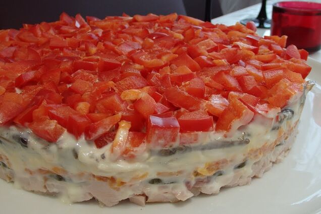 Салат з копченою куркою та грибами