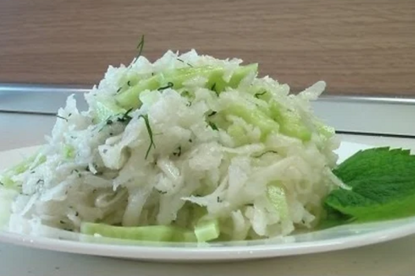 Салат з дайконом і яблуком