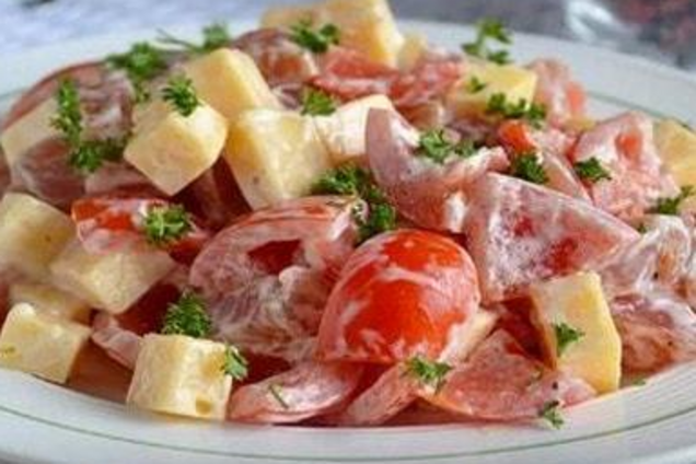 Салат з копченою куркою та помідорами