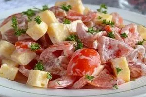 Салат з копченою куркою та помідорами - покроковий рецепт Салат з копченою куркою та помідорами - покроковий рецепт