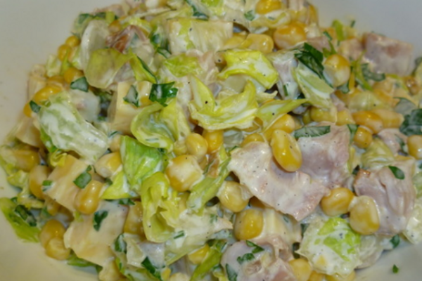 Салат з копченою куркою та кукурудзою