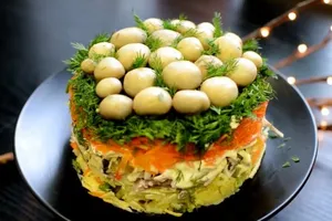 Салат "Грибная поляна" с копченой курицей - пошаговый рецепт Салат "Грибная поляна" с копченой курицей - пошаговый рецепт