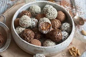 Цукерки з чорносливом і курагою - покроковий рецепт Цукерки з чорносливом і курагою - покроковий рецепт