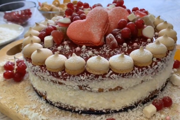 Бісквітний торт з кокосовою стружкою