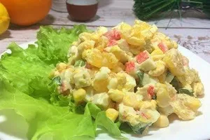 Салат з крабовими паличками та апельсином - покроковий рецепт Салат з крабовими паличками та апельсином - покроковий рецепт
