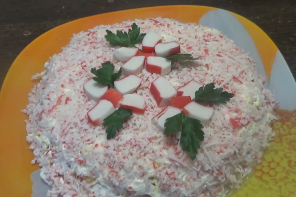 Салат с крабовыми палочками и яблоком