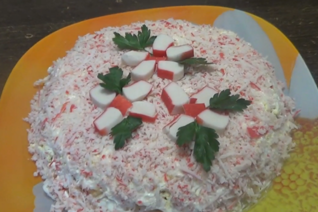 Салат с крабовыми палочками и яблоком