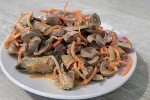 Салат з шлунками і корейською морквою - покроковий рецепт Салат з шлунками і корейською морквою - покроковий рецепт