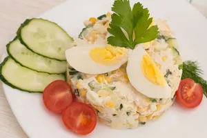 Салат с куриной грудкой и кукурузой - пошаговый рецепт Салат с куриной грудкой и кукурузой - пошаговый рецепт