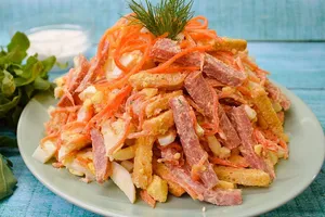 Салат з корейською морквою і сухариками - покроковий рецепт Салат з корейською морквою і сухариками - покроковий рецепт
